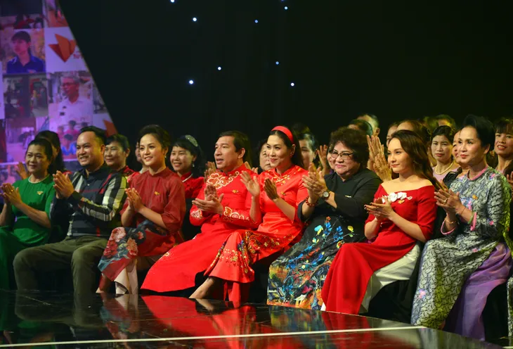 NSND Lan Hương, Bảo Thanh và dàn nghệ sĩ rơi nước mắt tại Gala Việc tử tế 2020 - Ảnh 11. NSND Lan Hương, Bảo Thanh và dàn nghệ sĩ rơi nước mắt tại Gala Việc tử tế 2020 - Ảnh 11.