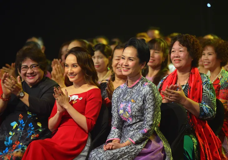 NSND Lan Hương, Bảo Thanh và dàn nghệ sĩ rơi nước mắt tại Gala Việc tử tế 2020 - Ảnh 10. NSND Lan Hương, Bảo Thanh và dàn nghệ sĩ rơi nước mắt tại Gala Việc tử tế 2020 - Ảnh 10.