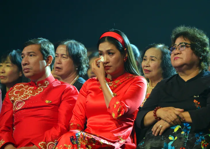 NSND Lan Hương, Bảo Thanh và dàn nghệ sĩ rơi nước mắt tại Gala Việc tử tế 2020 - Ảnh 8. NSND Lan Hương, Bảo Thanh và dàn nghệ sĩ rơi nước mắt tại Gala Việc tử tế 2020 - Ảnh 8.