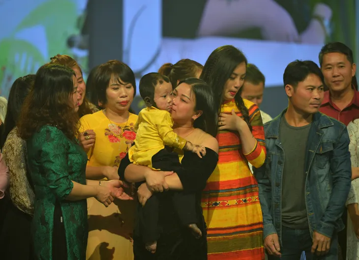 NSND Lan Hương, Bảo Thanh và dàn nghệ sĩ rơi nước mắt tại Gala Việc tử tế 2020 - Ảnh 4. NSND Lan Hương, Bảo Thanh và dàn nghệ sĩ rơi nước mắt tại Gala Việc tử tế 2020 - Ảnh 4.