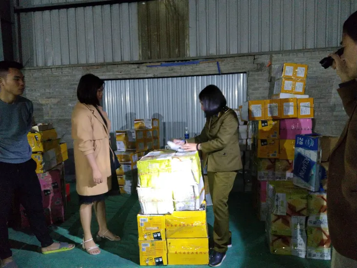 Lào Cai: Thu giữ 1,1 tấn bánh kẹo phục vụ Tết không rõ nguồn gốc - Ảnh 1. Lào Cai: Thu giữ 1,1 tấn bánh kẹo phục vụ Tết không rõ nguồn gốc - Ảnh 1.