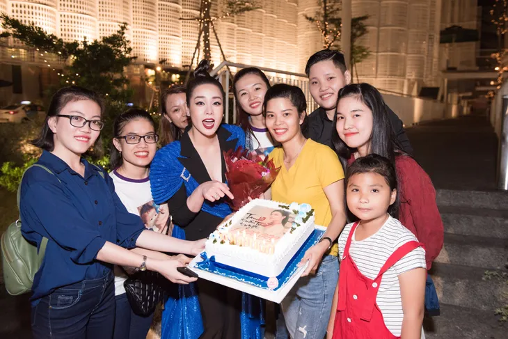 Nhật Kim Anh khoe tậu xế hộp 3 tỷ đồng sau một năm lao động miệt mài - Ảnh 2. Nhật Kim Anh khoe tậu xế hộp 3 tỷ đồng sau một năm lao động miệt mài - Ảnh 2.