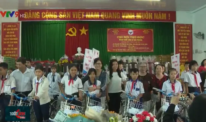 Trao quà cho người già neo đơn, học sinh khó khăn tại Cần Thơ - Ảnh 1. Trao quà cho người già neo đơn, học sinh khó khăn tại Cần Thơ - Ảnh 1.