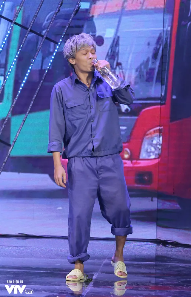 Gala cười 2020: Trung Ruồi già nua, khắc khổ, hóa kẻ cướp bất đắc dĩ - Ảnh 1. Gala cười 2020: Trung Ruồi già nua, khắc khổ, hóa kẻ cướp bất đắc dĩ - Ảnh 1.