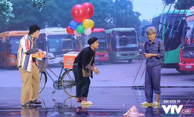 Gala cười 2020: Trung Ruồi già nua, khắc khổ, hóa kẻ cướp bất đắc dĩ - Ảnh 4. Gala cười 2020: Trung Ruồi già nua, khắc khổ, hóa kẻ cướp bất đắc dĩ - Ảnh 4.