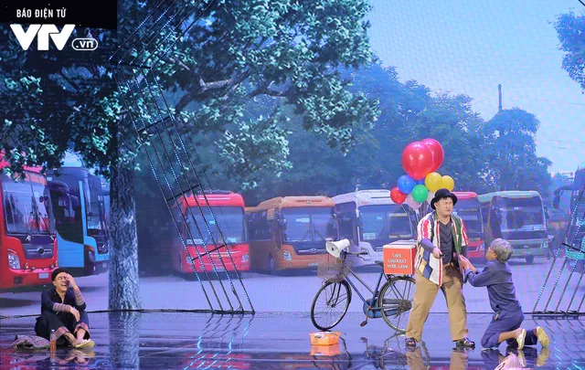Gala cười 2020: Trung Ruồi già nua, khắc khổ, hóa kẻ cướp bất đắc dĩ - Ảnh 9. Gala cười 2020: Trung Ruồi già nua, khắc khổ, hóa kẻ cướp bất đắc dĩ - Ảnh 9.