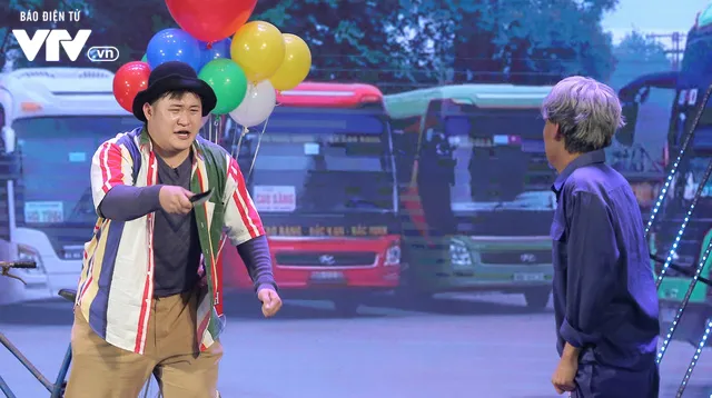 Gala cười 2020: Trung Ruồi già nua, khắc khổ, hóa kẻ cướp bất đắc dĩ - Ảnh 5. Gala cười 2020: Trung Ruồi già nua, khắc khổ, hóa kẻ cướp bất đắc dĩ - Ảnh 5.