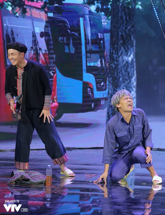 Gala cười 2020: Trung Ruồi già nua, khắc khổ, hóa kẻ cướp bất đắc dĩ - Ảnh 7. Gala cười 2020: Trung Ruồi già nua, khắc khổ, hóa kẻ cướp bất đắc dĩ - Ảnh 7.