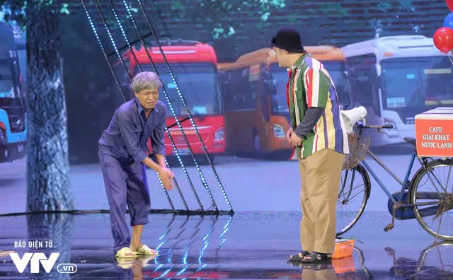 Gala cười 2020: Trung Ruồi già nua, khắc khổ, hóa kẻ cướp bất đắc dĩ - Ảnh 8. Gala cười 2020: Trung Ruồi già nua, khắc khổ, hóa kẻ cướp bất đắc dĩ - Ảnh 8.
