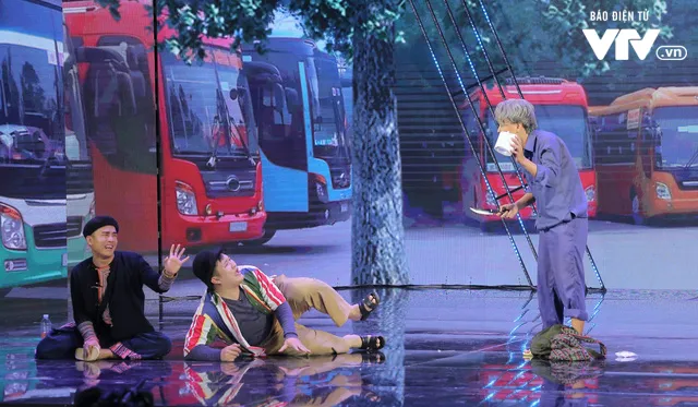 Gala cười 2020: Trung Ruồi già nua, khắc khổ, hóa kẻ cướp bất đắc dĩ - Ảnh 10. Gala cười 2020: Trung Ruồi già nua, khắc khổ, hóa kẻ cướp bất đắc dĩ - Ảnh 10.