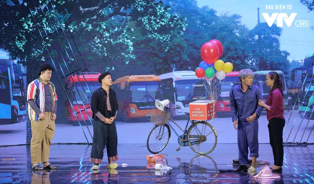 Gala cười 2020: Trung Ruồi già nua, khắc khổ, hóa kẻ cướp bất đắc dĩ - Ảnh 11. Gala cười 2020: Trung Ruồi già nua, khắc khổ, hóa kẻ cướp bất đắc dĩ - Ảnh 11.