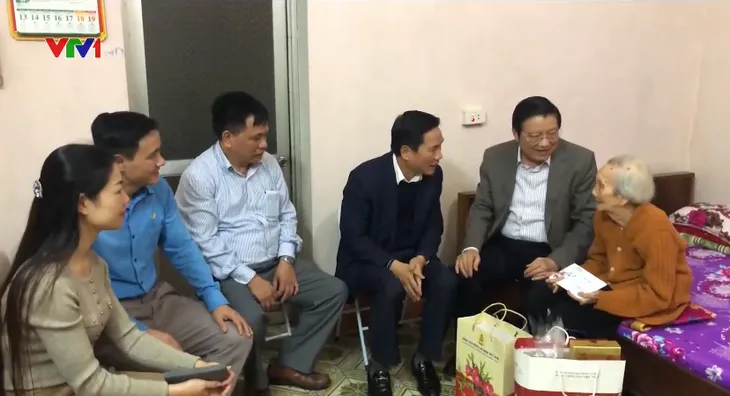 Chăm lo Tết cho các gia đình chính sách và hộ nghèo - Ảnh 1. Chăm lo Tết cho các gia đình chính sách và hộ nghèo - Ảnh 1.