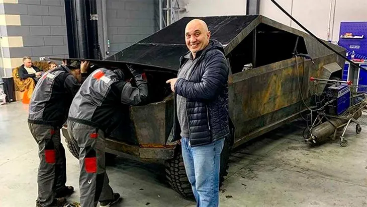 Xe U Oát độ thành bản sao Tesla Cybertruck với kích thước hoàn hảo - Ảnh 4. Xe U Oát độ thành bản sao Tesla Cybertruck với kích thước hoàn hảo - Ảnh 4.