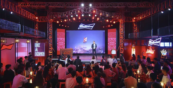 Budweiser cùng BB Trần tung show hài độc thoại, khuấy động không khí mùa Tết - Ảnh 1. Budweiser cùng BB Trần tung show hài độc thoại, khuấy động không khí mùa Tết - Ảnh 1.