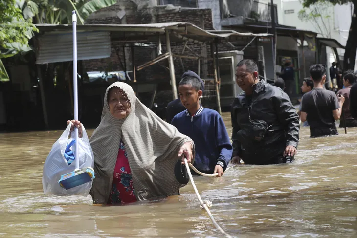 Indonesia chuẩn bị hứng chịu nhiều đợt mưa lớn trên cả nước - Ảnh 4. Indonesia chuẩn bị hứng chịu nhiều đợt mưa lớn trên cả nước - Ảnh 4.