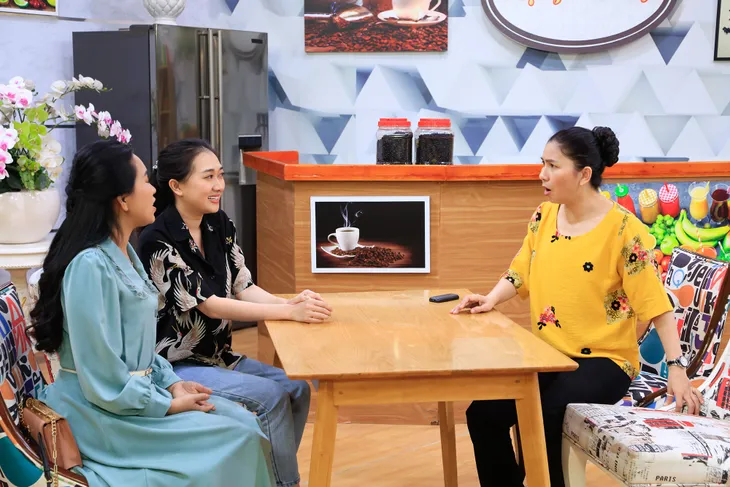 “Nữ hoàng vai phụ” Thụy Mười trở thành bà chủ quán cà phê lắm chuyện trong Hội bỉm sữa vi diệu - Ảnh 1. “Nữ hoàng vai phụ” Thụy Mười trở thành bà chủ quán cà phê lắm chuyện trong Hội bỉm sữa vi diệu - Ảnh 1.