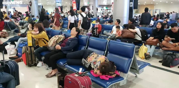 Hành khách vạ vật qua đêm ở sân bay Tân Sơn Nhất - Ảnh 2. Hành khách vạ vật qua đêm ở sân bay Tân Sơn Nhất - Ảnh 2.