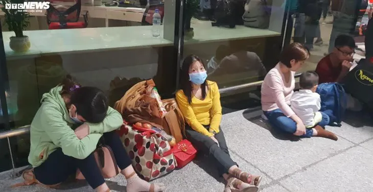 Hành khách vạ vật qua đêm ở sân bay Tân Sơn Nhất - Ảnh 3. Hành khách vạ vật qua đêm ở sân bay Tân Sơn Nhất - Ảnh 3.