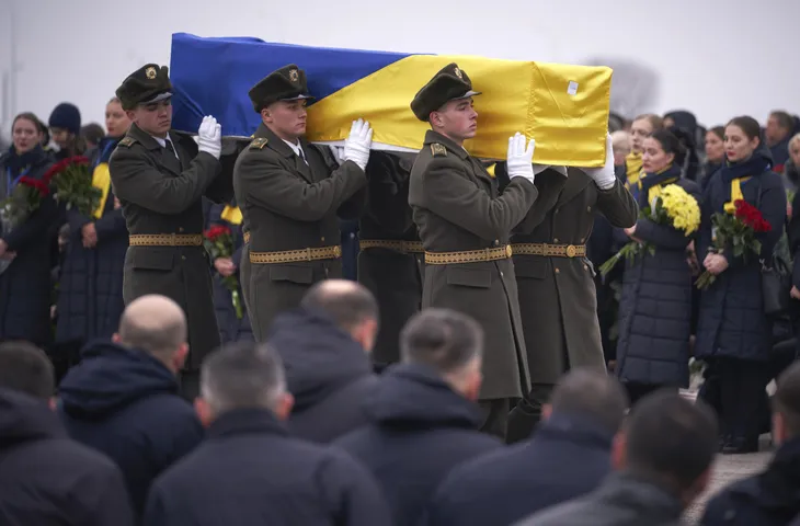 Ukraine đưa thi thể các nạn nhân vụ tai nạn máy bay ở Iran về nước - Ảnh 1. Ukraine đưa thi thể các nạn nhân vụ tai nạn máy bay ở Iran về nước - Ảnh 1.