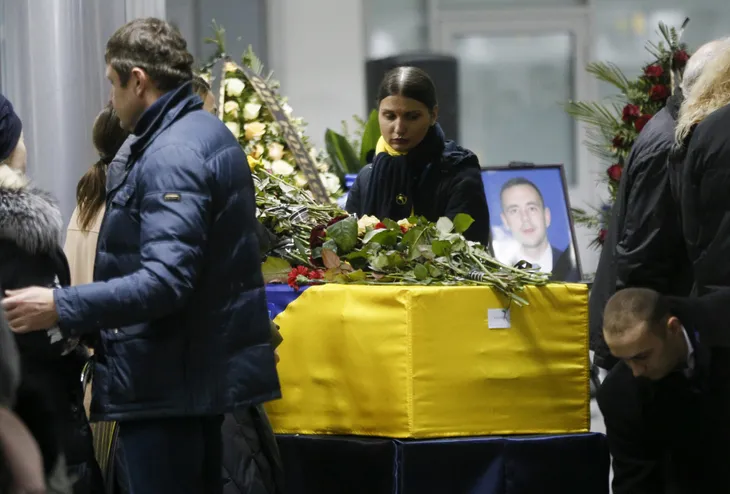 Ukraine đưa thi thể các nạn nhân vụ tai nạn máy bay ở Iran về nước - Ảnh 2. Ukraine đưa thi thể các nạn nhân vụ tai nạn máy bay ở Iran về nước - Ảnh 2.
