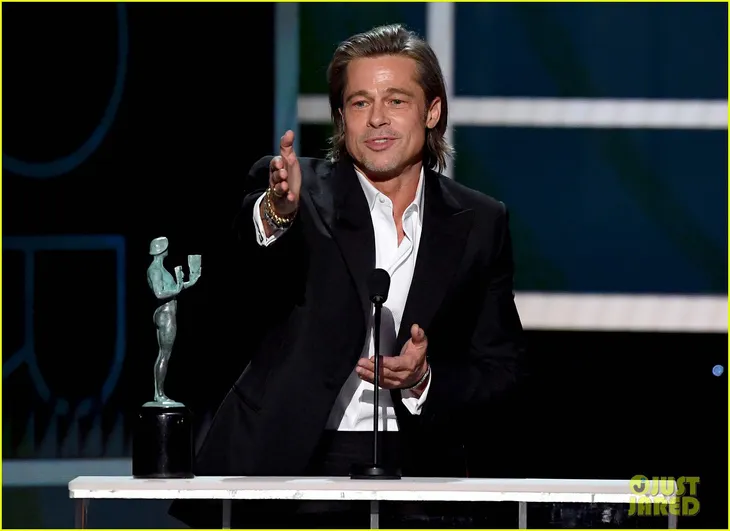 Brad Pitt gây sốt với hình ảnh tái hợp với vợ cũ Jennifer Aniston - Ảnh 1. Brad Pitt gây sốt với hình ảnh tái hợp với vợ cũ Jennifer Aniston - Ảnh 1.