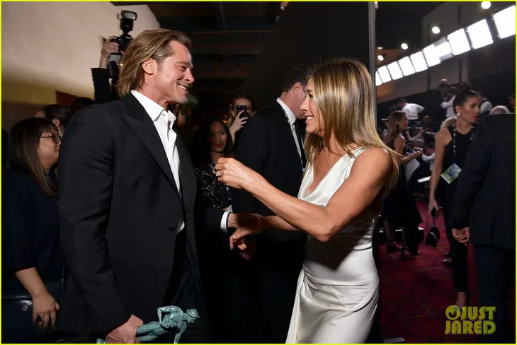 Brad Pitt gây sốt với hình ảnh tái hợp với vợ cũ Jennifer Aniston - Ảnh 2. Brad Pitt gây sốt với hình ảnh tái hợp với vợ cũ Jennifer Aniston - Ảnh 2.