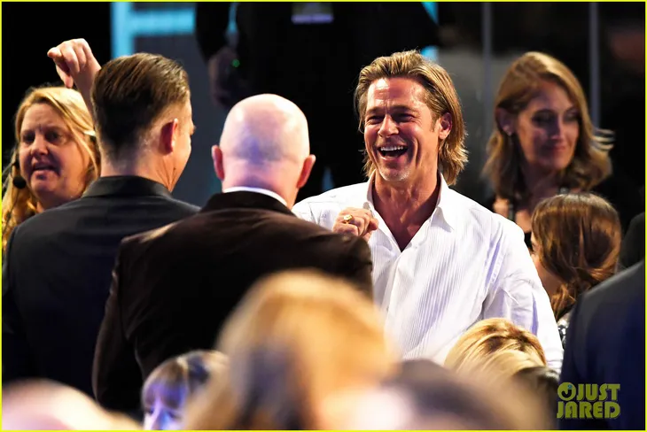 Brad Pitt gây sốt với hình ảnh tái hợp với vợ cũ Jennifer Aniston - Ảnh 6. Brad Pitt gây sốt với hình ảnh tái hợp với vợ cũ Jennifer Aniston - Ảnh 6.