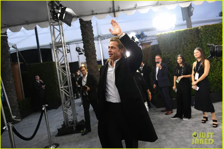 Brad Pitt gây sốt với hình ảnh tái hợp với vợ cũ Jennifer Aniston - Ảnh 7. Brad Pitt gây sốt với hình ảnh tái hợp với vợ cũ Jennifer Aniston - Ảnh 7.