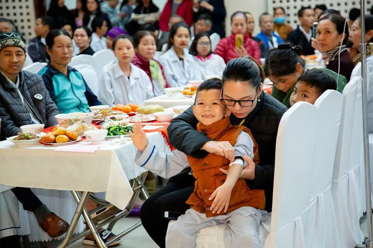 Bữa cơm tất niên ấm áp trong bệnh viện - Ảnh 6. Bữa cơm tất niên ấm áp trong bệnh viện - Ảnh 6.