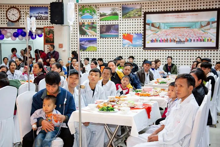 Bữa cơm tất niên ấm áp trong bệnh viện - Ảnh 2. Bữa cơm tất niên ấm áp trong bệnh viện - Ảnh 2.