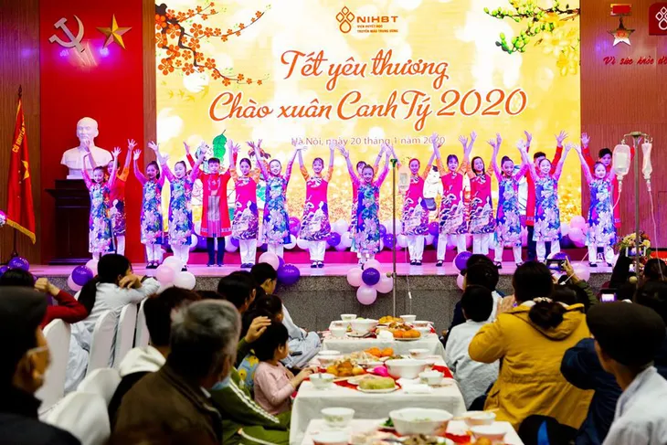 Bữa cơm tất niên ấm áp trong bệnh viện - Ảnh 1. Bữa cơm tất niên ấm áp trong bệnh viện - Ảnh 1.