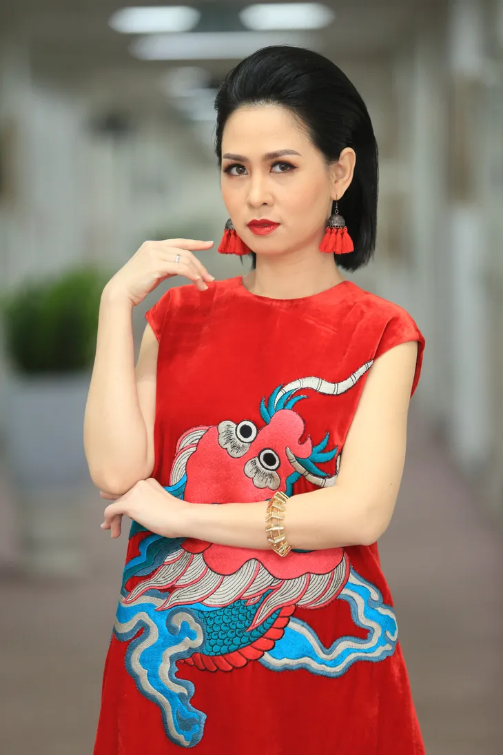 BTV Thúy Hằng đẹp xuất sắc đón Tết cùng VTV - Ảnh 6. BTV Thúy Hằng đẹp xuất sắc đón Tết cùng VTV - Ảnh 6.