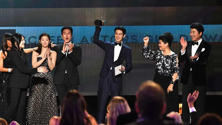“Ký sinh trùng” thắng lớn tại lễ trao giải SAG Awards 2020 - Ảnh 1. “Ký sinh trùng” thắng lớn tại lễ trao giải SAG Awards 2020 - Ảnh 1.