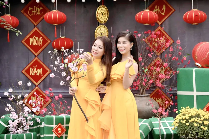 Chị em Sao mai Thu Hà - Linh Hoa lần đầu quay chung MV “Cánh thiệp đầu Xuân” - Ảnh 6. Chị em Sao mai Thu Hà - Linh Hoa lần đầu quay chung MV “Cánh thiệp đầu Xuân” - Ảnh 6.