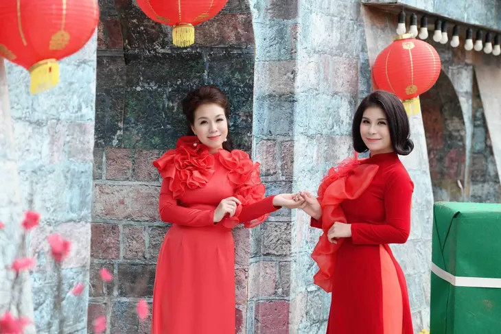 Chị em Sao mai Thu Hà - Linh Hoa lần đầu quay chung MV “Cánh thiệp đầu Xuân” - Ảnh 7. Chị em Sao mai Thu Hà - Linh Hoa lần đầu quay chung MV “Cánh thiệp đầu Xuân” - Ảnh 7.