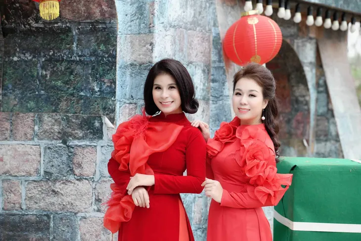 Chị em Sao mai Thu Hà - Linh Hoa lần đầu quay chung MV “Cánh thiệp đầu Xuân” - Ảnh 1. Chị em Sao mai Thu Hà - Linh Hoa lần đầu quay chung MV “Cánh thiệp đầu Xuân” - Ảnh 1.