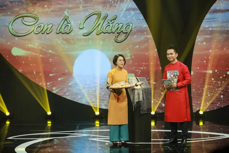 MC Hạnh Phúc đưa người xem qua nhiều cung bậc cảm xúc trong Gala Cặp lá yêu thương Tết Canh Tý Con là Nắng - Ảnh 3.