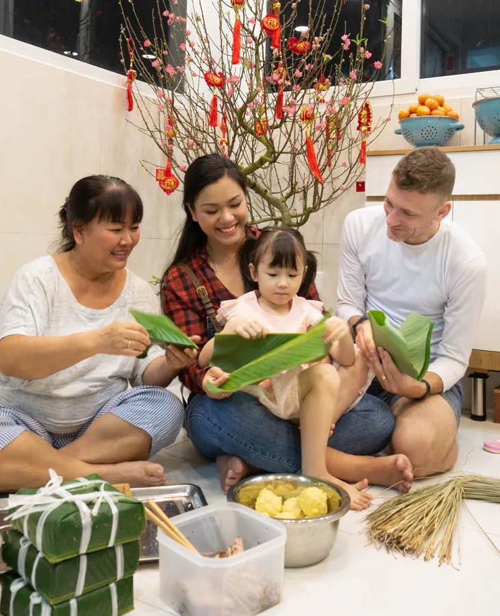 Phương Vy hướng dẫn ông xã và con gái gói bánh chưng đón Tết - Ảnh 1. Phương Vy hướng dẫn ông xã và con gái gói bánh chưng đón Tết - Ảnh 1.