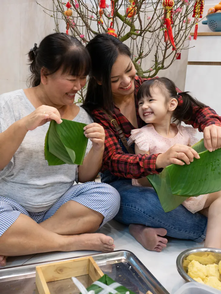 Phương Vy hướng dẫn ông xã và con gái gói bánh chưng đón Tết - Ảnh 2. Phương Vy hướng dẫn ông xã và con gái gói bánh chưng đón Tết - Ảnh 2.