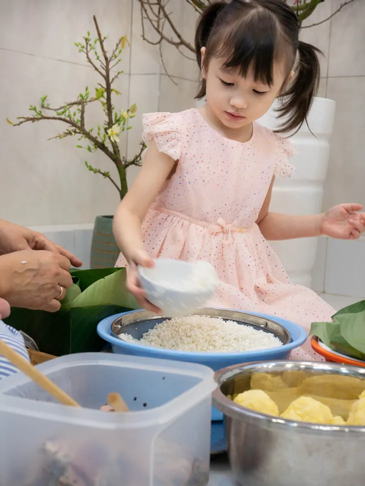 Phương Vy hướng dẫn ông xã và con gái gói bánh chưng đón Tết - Ảnh 3. Phương Vy hướng dẫn ông xã và con gái gói bánh chưng đón Tết - Ảnh 3.