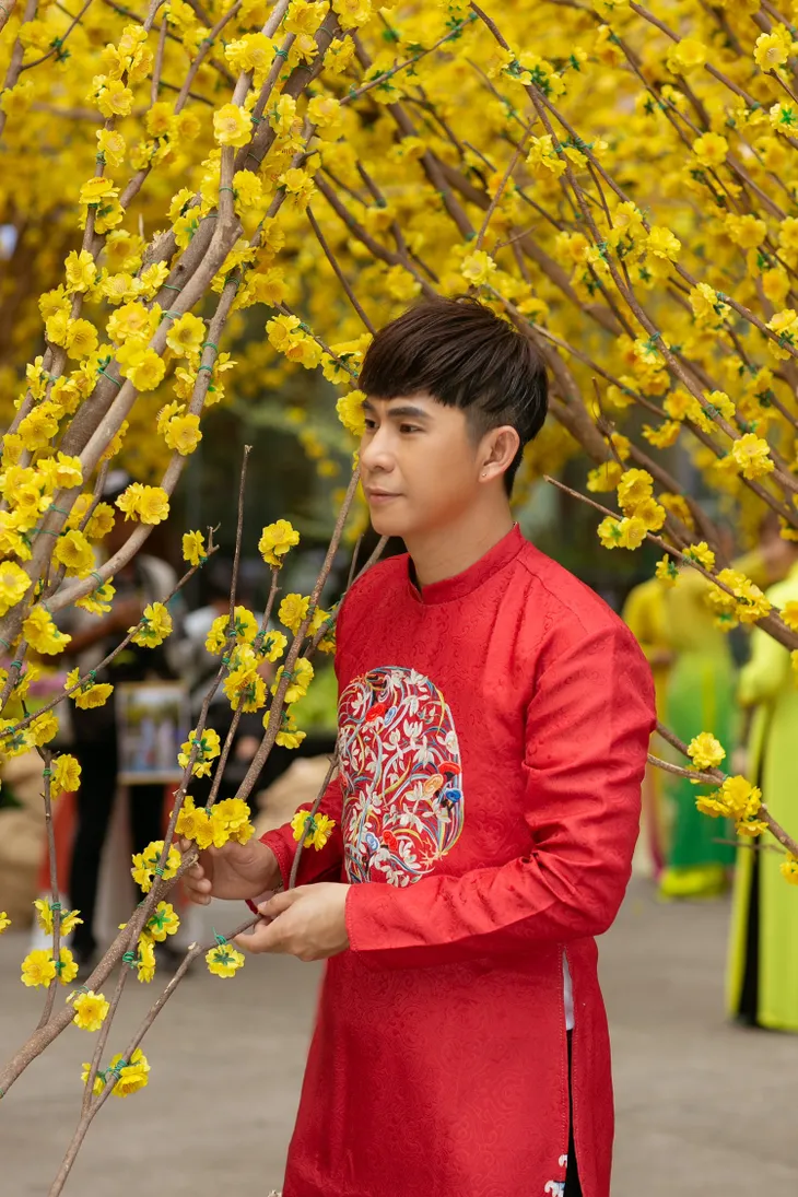 Châu Gia Kiệt mách cánh mày râu chọn “áo dài “ cực chất diện Tết - Ảnh 12. Châu Gia Kiệt mách cánh mày râu chọn “áo dài “ cực chất diện Tết - Ảnh 12.