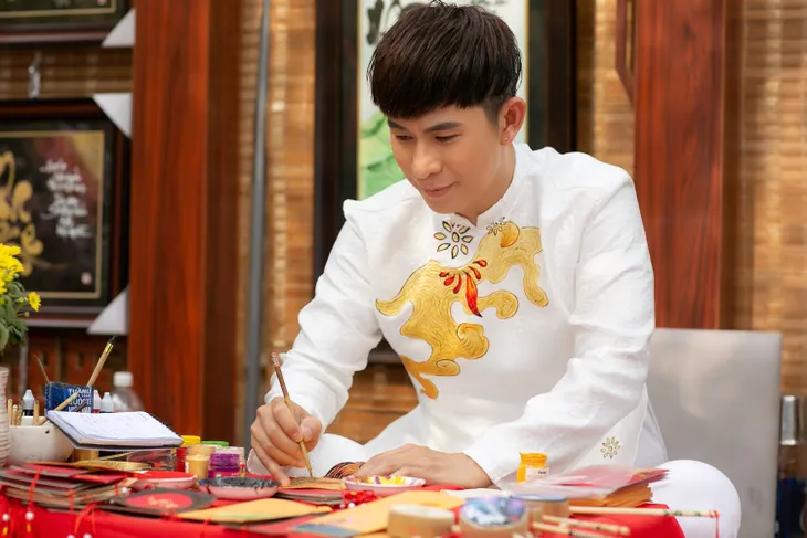 Châu Gia Kiệt mách cánh mày râu chọn “áo dài “ cực chất diện Tết - Ảnh 2. Châu Gia Kiệt mách cánh mày râu chọn “áo dài “ cực chất diện Tết - Ảnh 2.