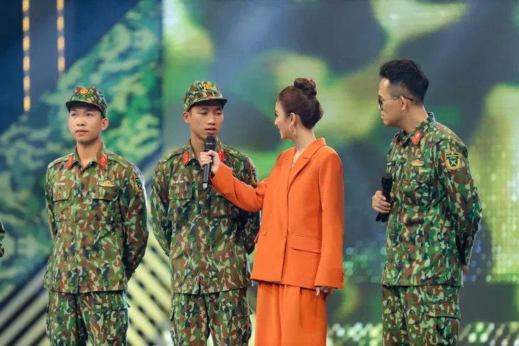Á hậu Hà Thu tươi hết cỡ trong Chiến sĩ 2020 - Ảnh 1. Á hậu Hà Thu tươi hết cỡ trong Chiến sĩ 2020 - Ảnh 1.