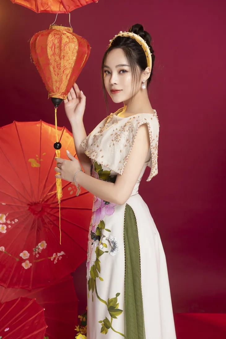 Sao mai Mai Diệu Ly đẹp rạng rỡ với vòng eo 56 trong bộ ảnh Tết - Ảnh 1. Sao mai Mai Diệu Ly đẹp rạng rỡ với vòng eo 56 trong bộ ảnh Tết - Ảnh 1.