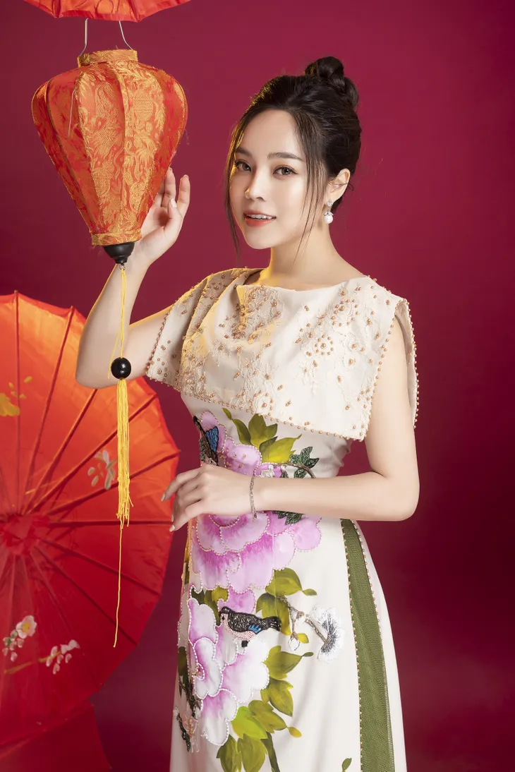 Sao mai Mai Diệu Ly đẹp rạng rỡ với vòng eo 56 trong bộ ảnh Tết - Ảnh 2. Sao mai Mai Diệu Ly đẹp rạng rỡ với vòng eo 56 trong bộ ảnh Tết - Ảnh 2.