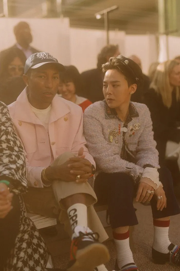 G-Dragon xuất hiện ấn tượng tại Paris - Ảnh 3. G-Dragon xuất hiện ấn tượng tại Paris - Ảnh 3.
