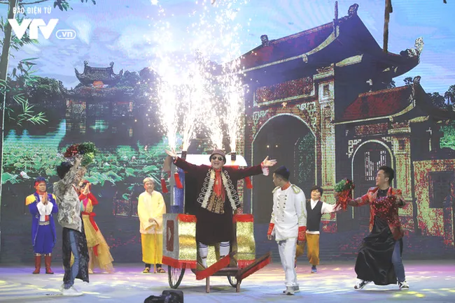 VIDEO: Ông hoàng truyền thông Chí Trung cùng đệ tử biểu diễn Bài ca câu view - Ảnh 1. VIDEO: Ông hoàng truyền thông Chí Trung cùng đệ tử biểu diễn Bài ca câu view - Ảnh 1.