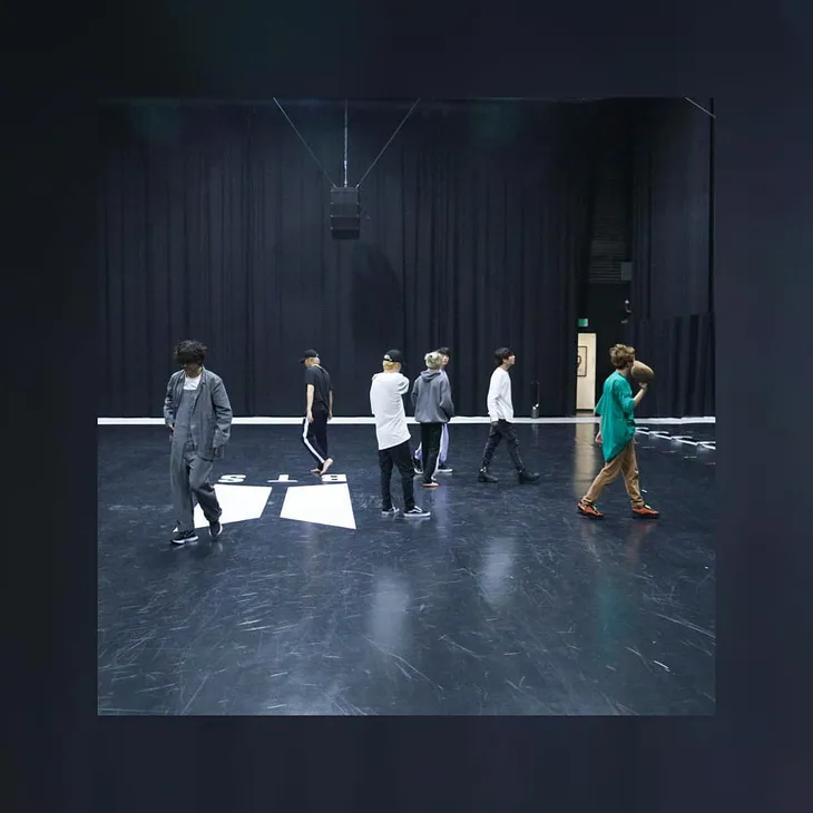 BTS thả thính fan với ảnh tập luyện nửa đêm - Ảnh 1. BTS thả thính fan với ảnh tập luyện nửa đêm - Ảnh 1.