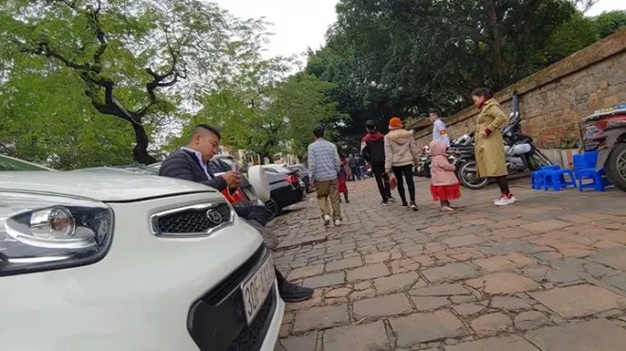 Công an quận Đống Đa vào cuộc xử lý đơn vị chặt chém giá gửi xe ở Văn Miếu - Ảnh 1. Công an quận Đống Đa vào cuộc xử lý đơn vị chặt chém giá gửi xe ở Văn Miếu - Ảnh 1.