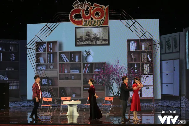 VIDEO Gala cười 2020: Cô gái tung chiêu bá đạo khi bị cha mẹ ép duyên - Ảnh 9. VIDEO Gala cười 2020: Cô gái tung chiêu bá đạo khi bị cha mẹ ép duyên - Ảnh 9.